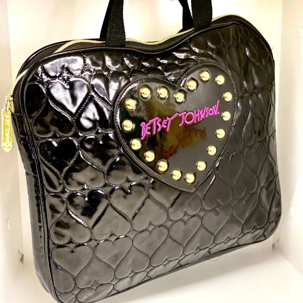 Betsey Johnson ☆ y2k vegan faux leather black embossed zip laptop case